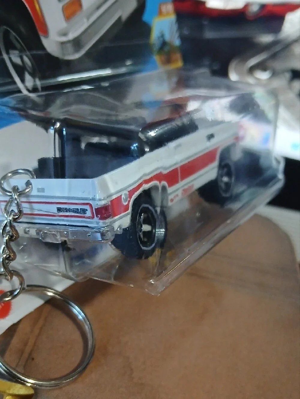 Keychain Hot Wheels '75 Chevy Blazer Custom - White with Red Stripe
